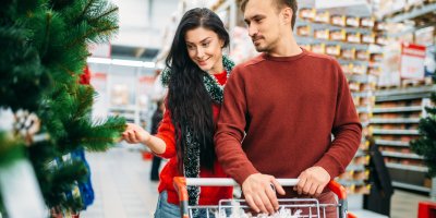 Mladý pár nakupuje v supermarketu o Vánocích