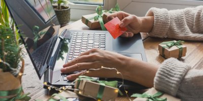 Žena nakupuje přes notebook vánoční dárky