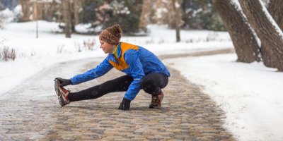 Žena se v zimě protahuje venku