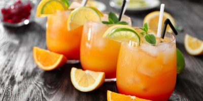 Sklenice s drinkem Tequila Sunrise