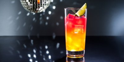 Drink Acapulco na stole a vzadu disco koule