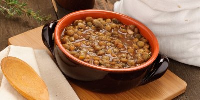 Čočková polévka v misce