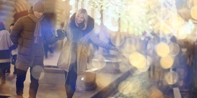 Muž se ženou klopýtají po chodníku