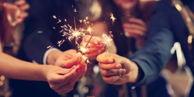 Skupina lidí držících prskavky