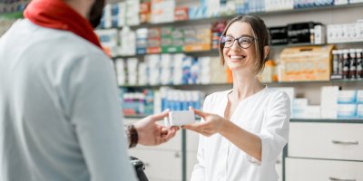 Lékárnice předává léky zákazníkovi