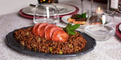 Vařená čočka s nakrájeným špekáčkem