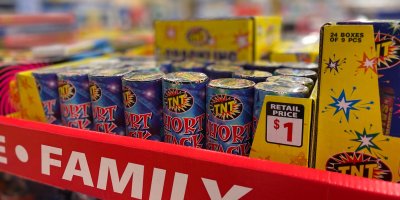 Malé ohňostroje v regálu supermarketu