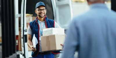 Kurýr předávající balíček
