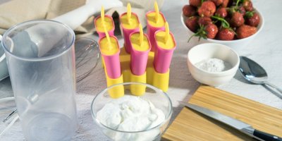 Ingredience na výrobu jogurtové zmrzliny s jahodami