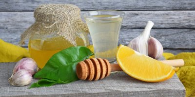 Sirup a kolem pomeranč, česnek a zelený list