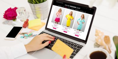 Žena nakupuje oblečení online