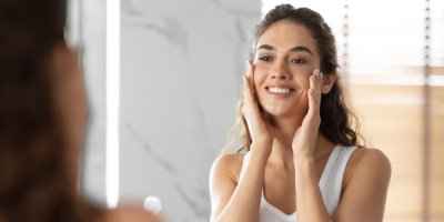 Žena se na sebe usmívá v zrcadle