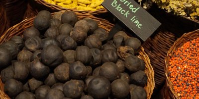 Sušené černé limetky na trhu v koši