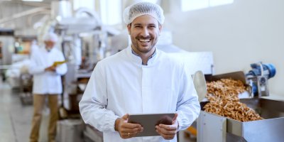 Muž v továrně na potraviny