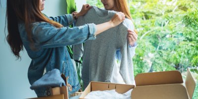 Dvě ženy vybalují svetr z krabice