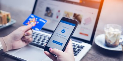 Žena nakupuje na internetu