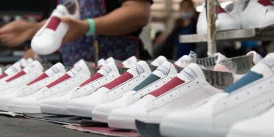 Tenisky na výrobním pásu v továrně