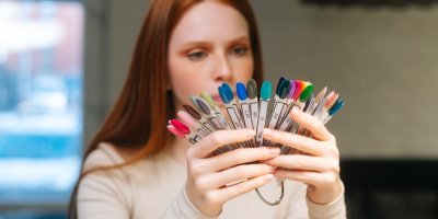 Žena vybírající si barvu laku