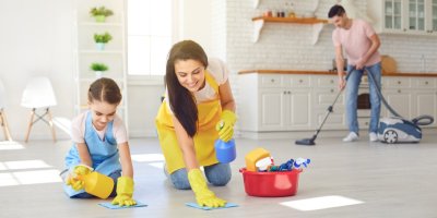 Celá rodina uklízí