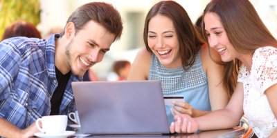 Tři přátelé nakupují online