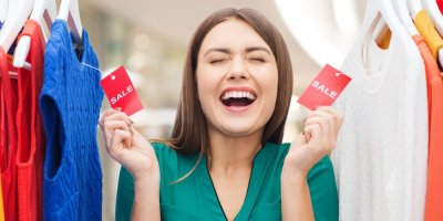 Žena se raduje z výprodeje