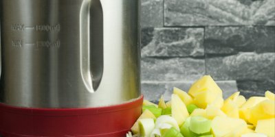 Polévkovar, nakrájené brambory a jarní cibule