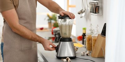 Muž mixuje suroviny ve stolním mixéru