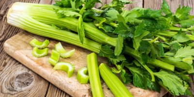 Řapíkaté celery v bedýnce