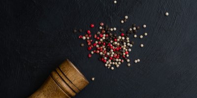 Mlýnek s barevnými kuličkami pepře