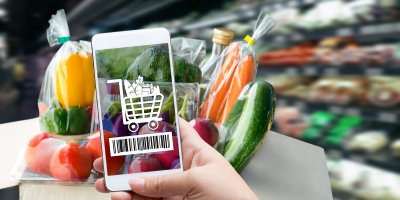 Smartphone s nákupní aplikací v supermarketu