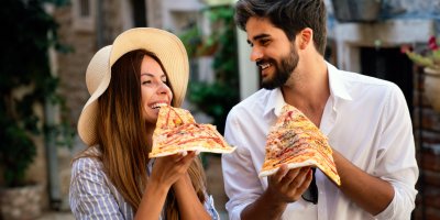 Mladý pár jí pizzu