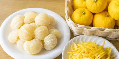 Oloupané i neoloupané plody yuzu