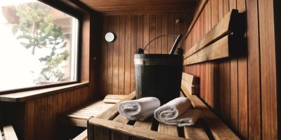 Vnitřek sauny s oknem