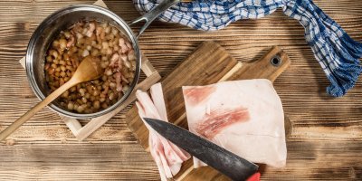 Kastrůlek, nůž, prkénko a sádlo