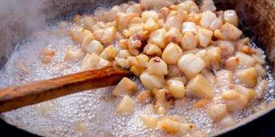 Škvaření sádla v pánvičce