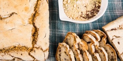 Domácí chléb, nakrájený chléb a mouka v misce