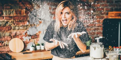 Žena hází s moukou při pečení