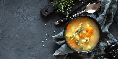 Miska polévky a lžíce