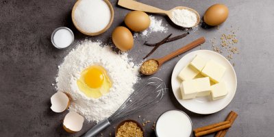 Pečicí potřeby – vejce, mouka, metlička, vařečka a další