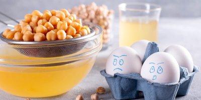 Vejce, cizrna a sklenice aquafaby