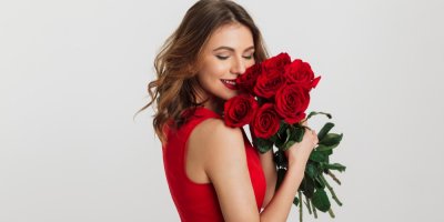 Žena drží v ruce kytici růží