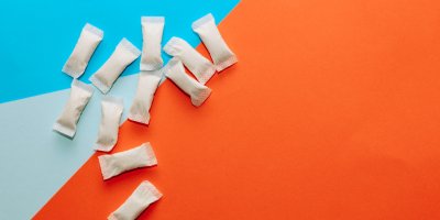 Nikotinové sáčky na barevném pozadí