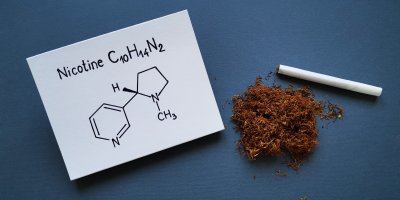 Cigareta, tabák a vzorec nikotinu