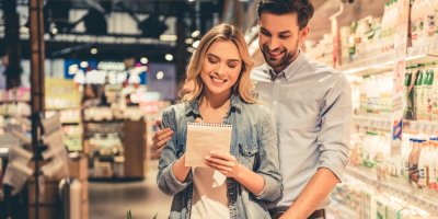Pár v supermarketu čte z nákupního seznamu