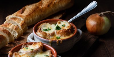 Cibulová polévka s opečenou bagetou a sýrem