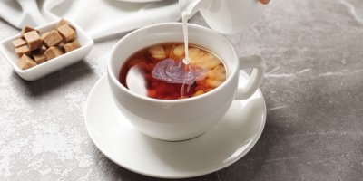 Nalévání mléka do černého čaje