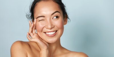 Mrkající opálená žena