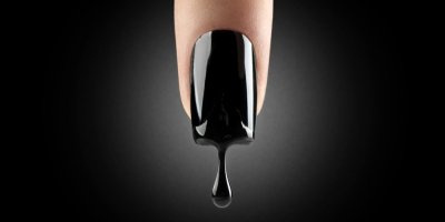 Černý lak kape z nehtu