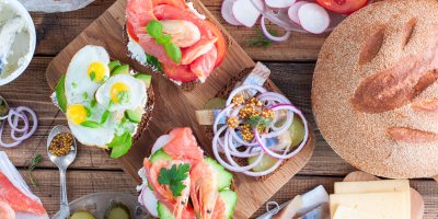 Čtyři různě obložené dánské chlebíčky