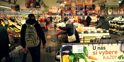 Lidé nakupující v supermarketu